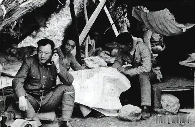 抗战时的宋希濂，还是比较接地气的，办公环境简陋，打电话也是随便在地上一坐，丝毫没