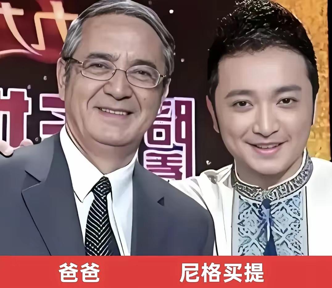 我觉得康辉长得一点都不像爸爸，看来康辉应该是更像妈妈了。杨帆真的是和爸爸太像了
