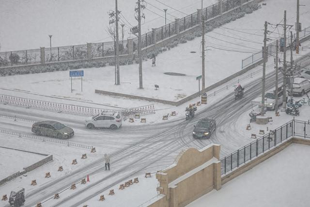 寒潮为何带来持续冻雨? 气象专家详解入冬最强雨雪冰冻天气