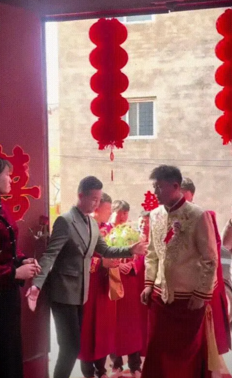 “火到人民日报了！”近日，河南一新郎去新娘家接亲，到了新娘家却发现大门敞开，不但