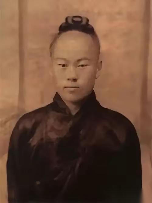 1938年，道士毕云路过日军哨卡时，因为没有向日军鞠躬，被打得半死。几天后，他从