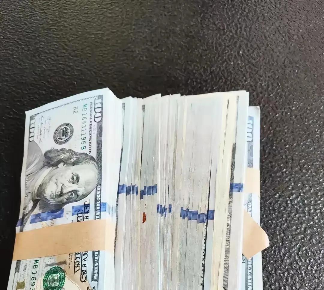 去年听人吹美元存款利息高得离谱，我脑子一热把15万人民币全换成美元存了定期，结果