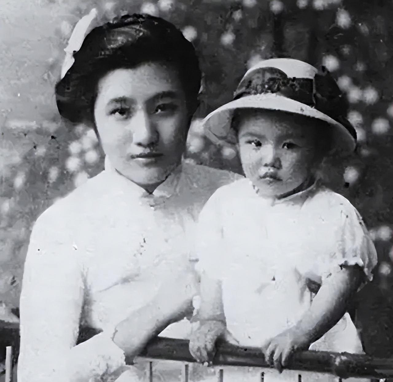 1921年，董竹君刚生下第三个女儿，婆婆便走到她跟前，小声说：“为你好，快掐死孩