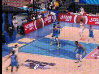 周琦又生气了！昨晚江苏男篮做客北京首钢，比赛首节6分14秒江苏外援外援弗龙亨特势