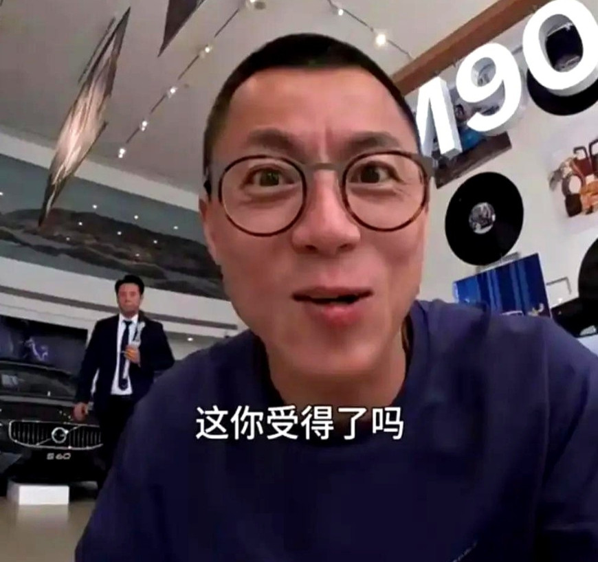 他是雷军唯一拉黑的车评人陈震。他曾经因为小米只给800的车马费，就生气了。