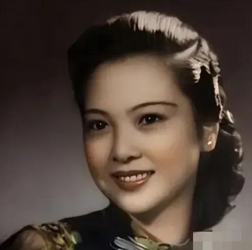 1978年初秋，陕北一处农家小院，几名工作人员突然上门，要将女主人张春莲带走。丈