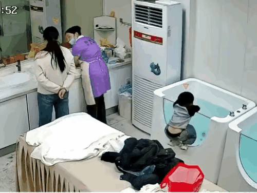 是亲妈吗？！两次看孩子站婴儿游泳池旁边还不把他抱下来教训一顿？！非得等出了事才后