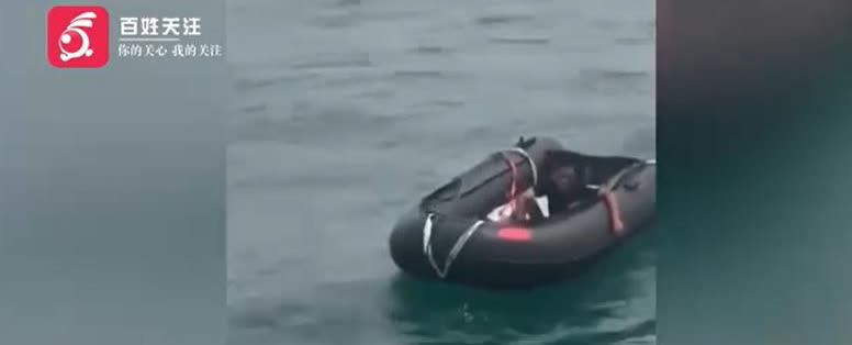 海南三亚一渔民救助海上漂流者：独自漂流6天无法站立翻身8月19日，海南三亚