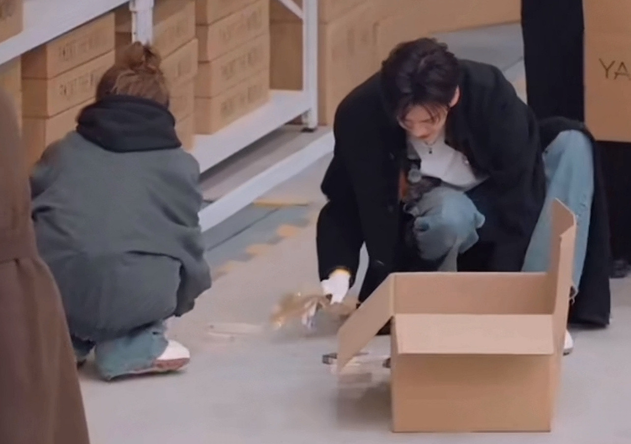 无予伦毕💛无予伦毕这也太可爱了吧！！！老妈在老爸身边真的好像小孩