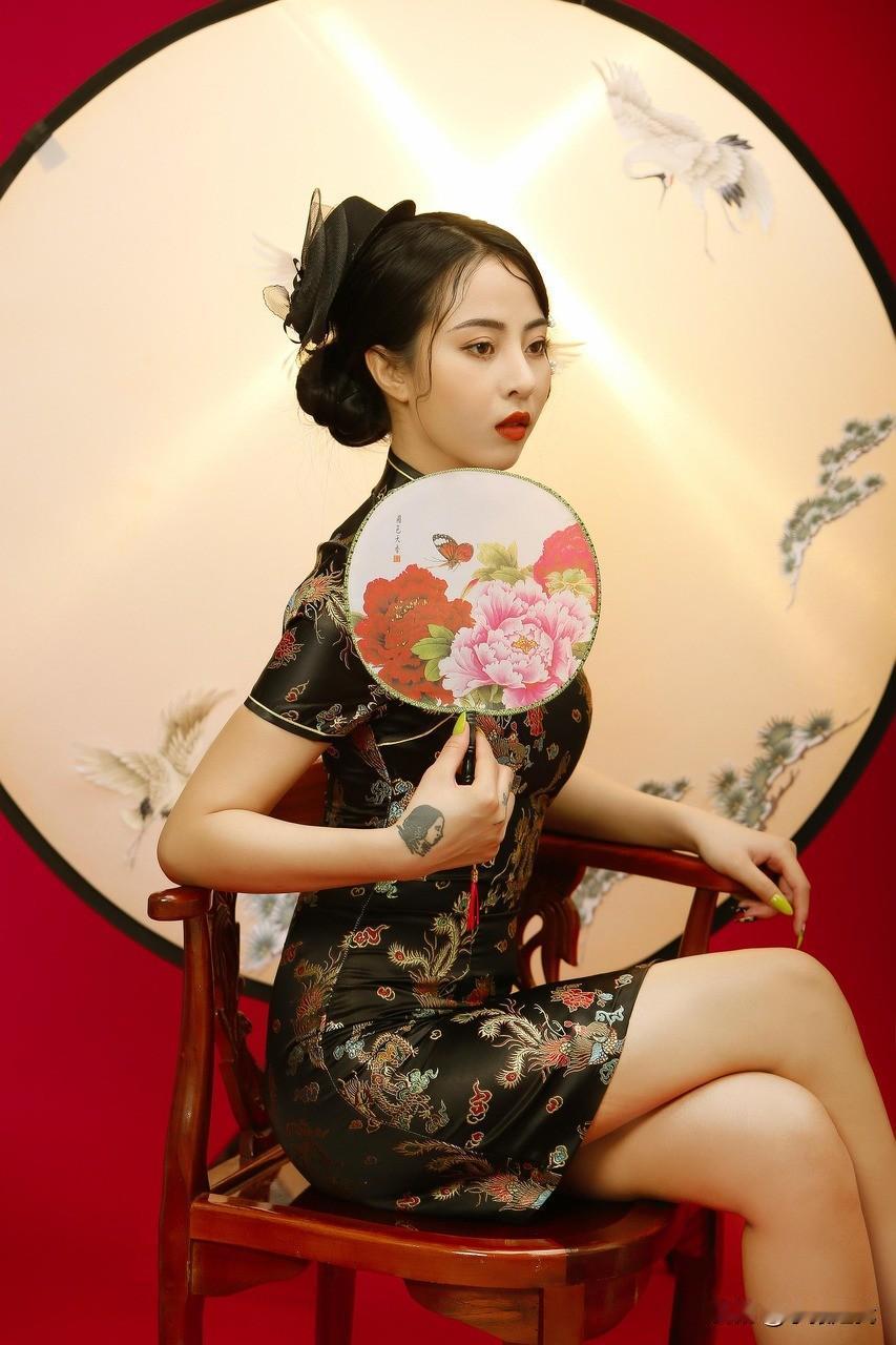 美人清歌笑，红妆照画楼。穿旗袍搭配什么发型好?