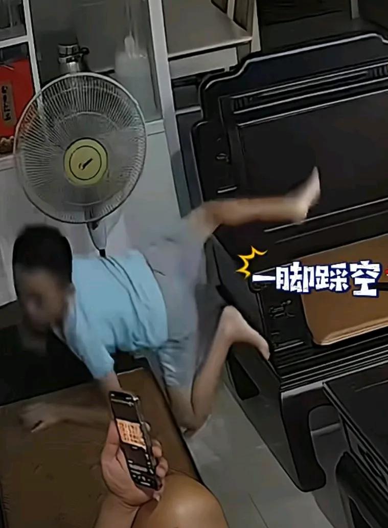 孩子站在沙发上看电视，但是转身的一瞬间，一脚踏空摔了下去，磕到了沙发上，孩子趴