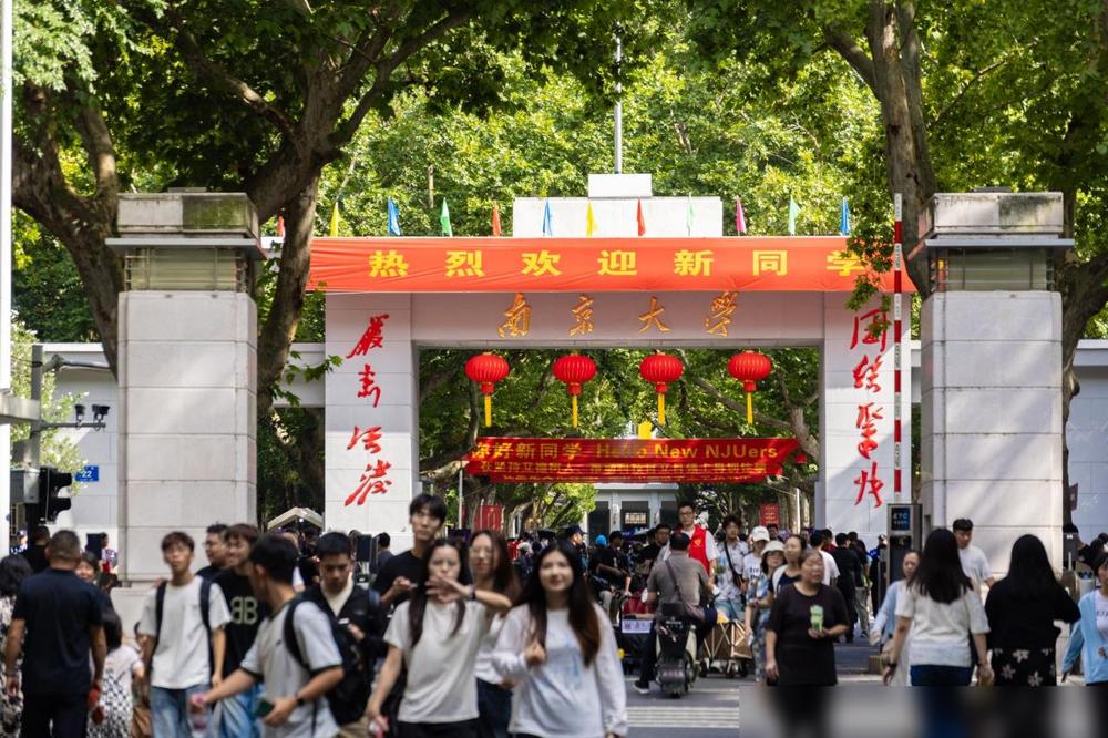今年，南京大学给四千多名大一新生发了个“统一指令”。我娃前年上大学，说实话我