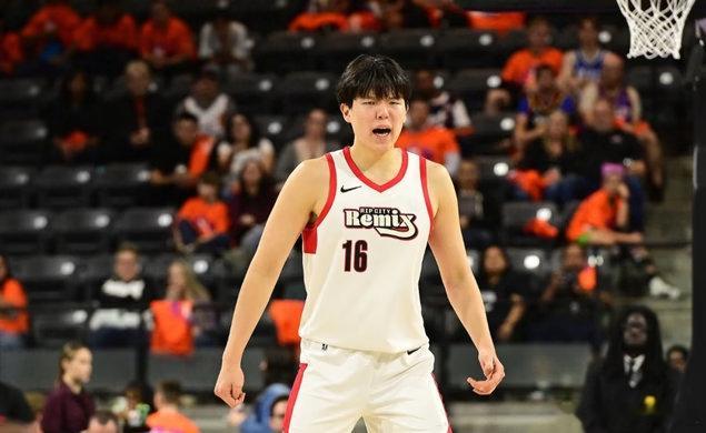 说实在的，杨瀚森要不换个发型？小杨现在这个发型，帅是挺帅，但是对于NBA篮球运动