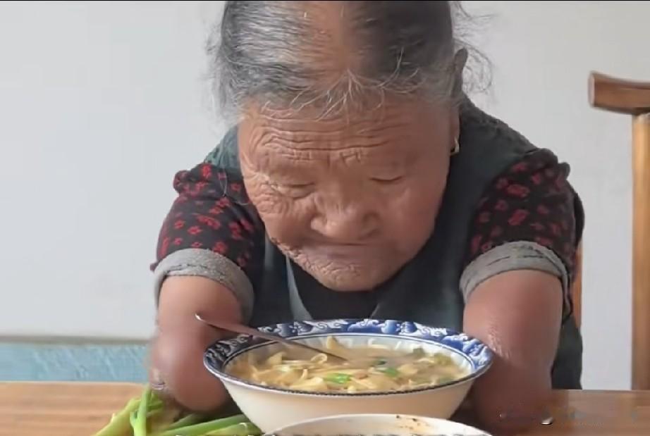 虽然我没手没脚，不代表着我不幸福。这是甘肃一位坚强的妈妈说的。这位坚韧母亲太棒了