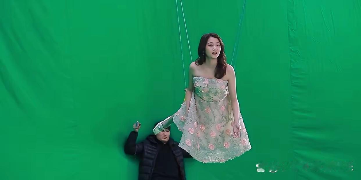 原相机下的关晓彤，可以看出她的手臂已经很细了