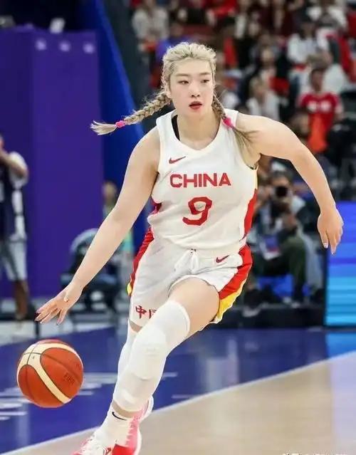 知名媒体人杨毅在直播间直言，李梦是中国女篮史上进攻最出色的球员之一，综合能力也最