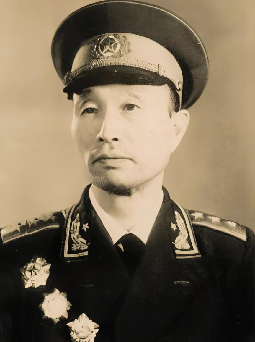 1975年国庆招待会上，当时张爱萍已多年未公开露面，出席此次招待会意味着政治处境