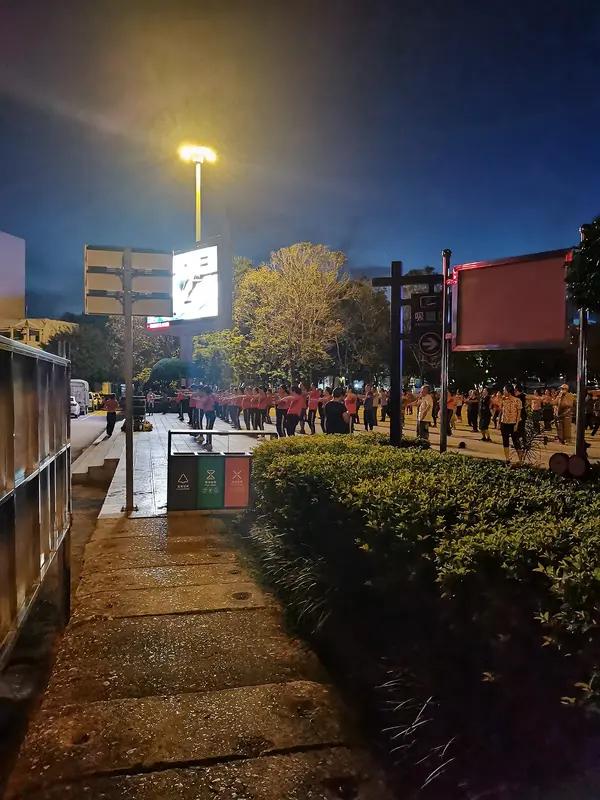 太原这暴走团可太离谱了！凌晨四五点就出来，还放着音乐列队健走。二十多个人穿着橙红