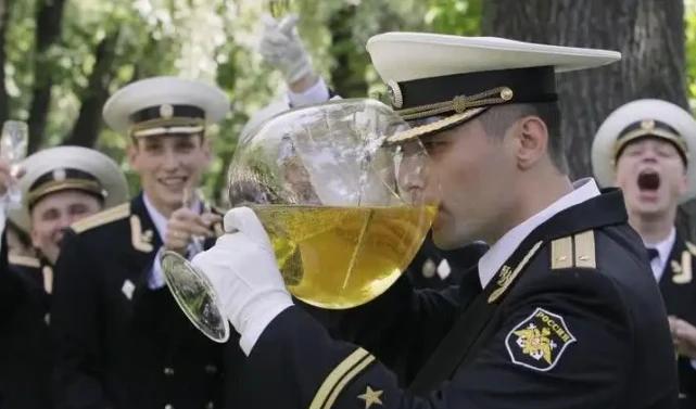 1994年，俄罗斯政府从我国订购了5万箱方便面，用于军队的补给，但是他们才收到货