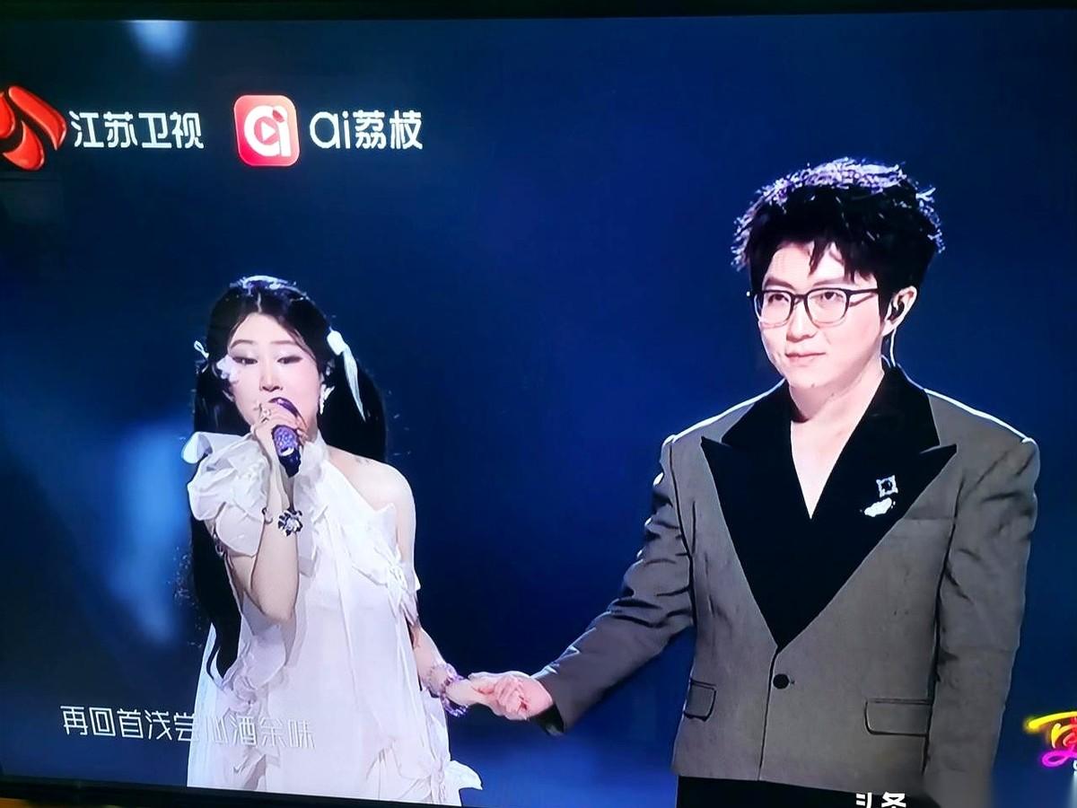 江苏台那次，小沈阳女儿一张嘴，旁边的毛不易，眼神就变了。伴奏的鼓点一下一下，敲