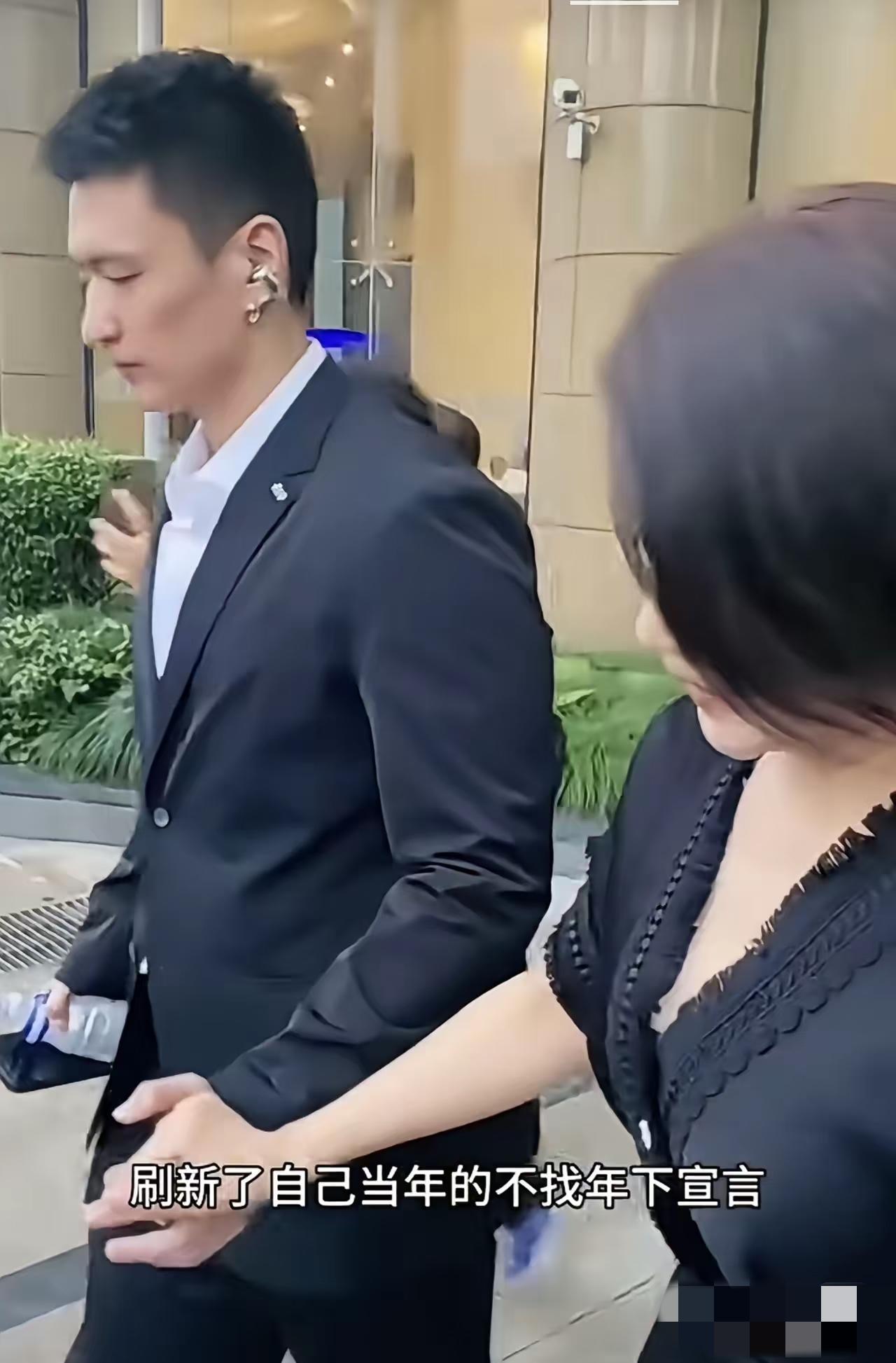 果然男人看感情，总能把“现实”俩字说的又直接又扎心！我跟老公唠颜丙燕的小男友，问