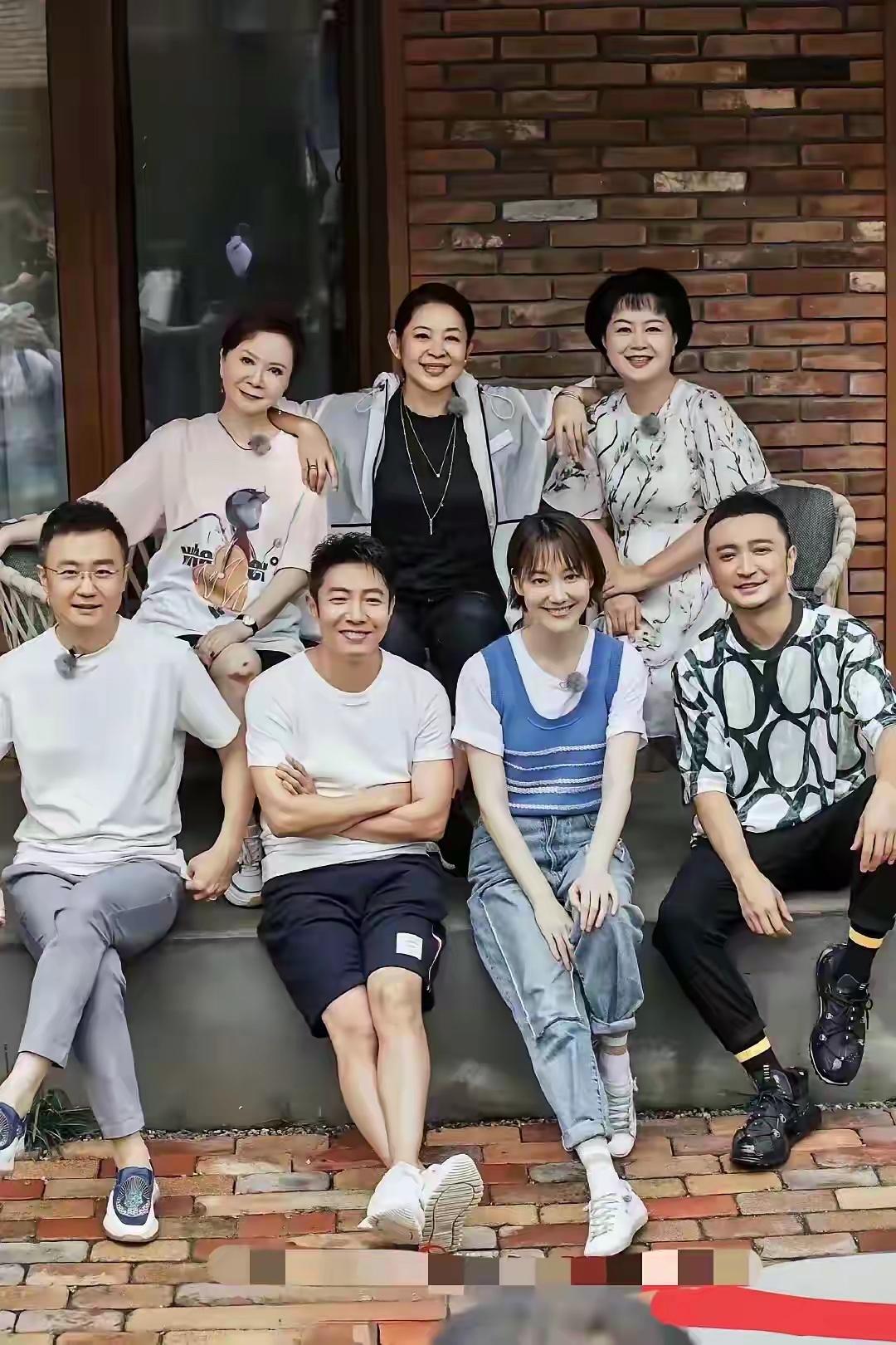 一众著名央视主持人，认识两个以上的话，说明你老了！最少也是老大爷了，不信你可以试