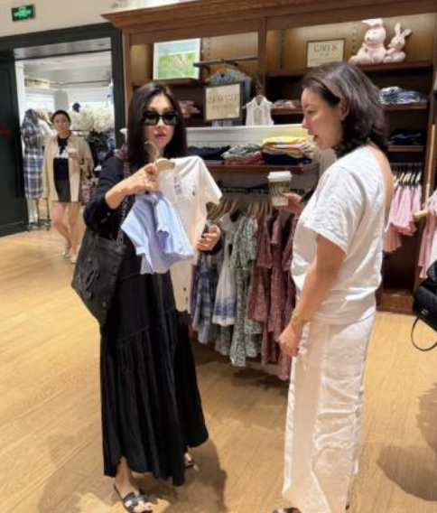 朱珠逛街：背香奈儿却给女儿买打折衣，真会过日子