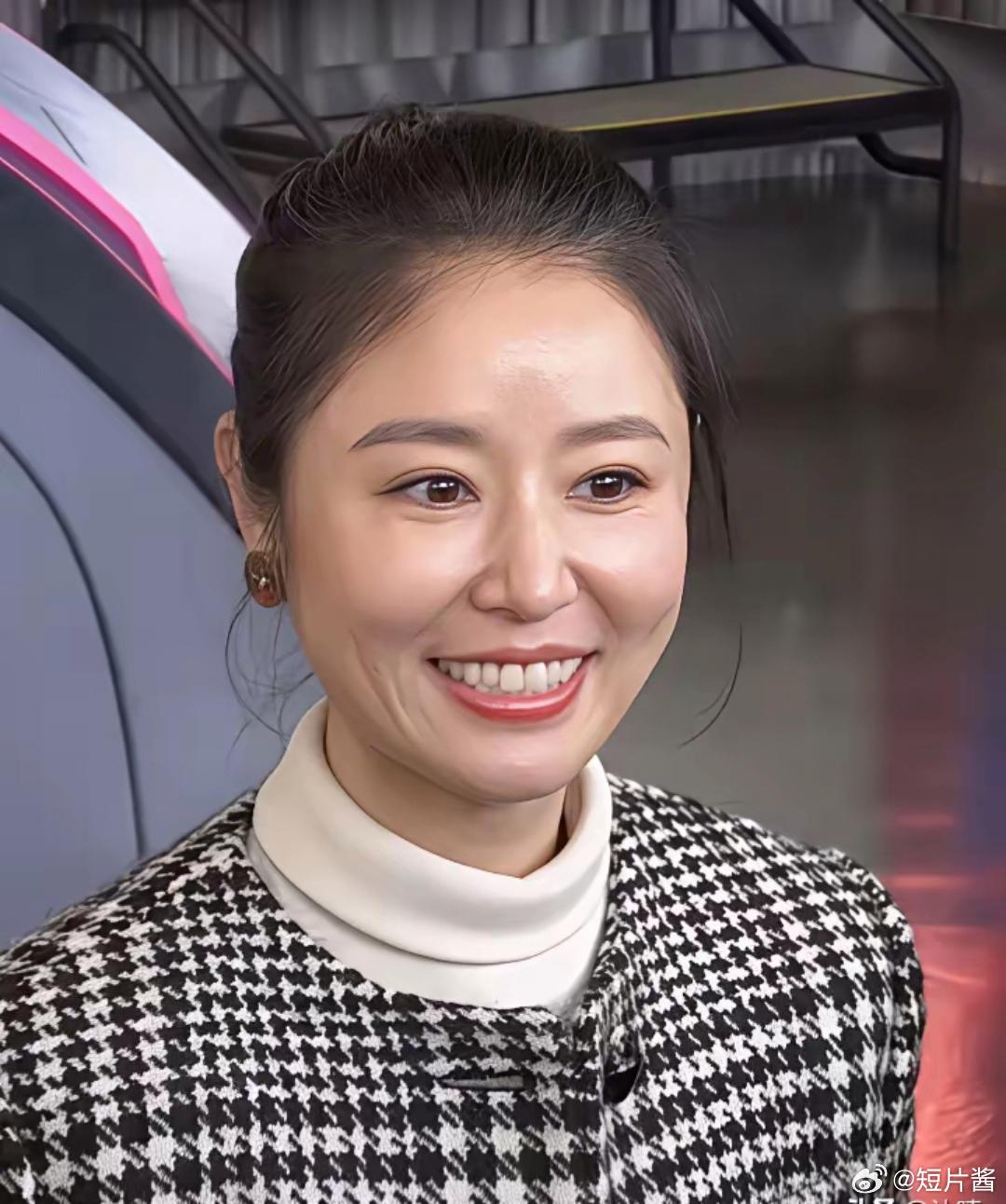 五十岁的林心如出席活动，仍然美如少女。