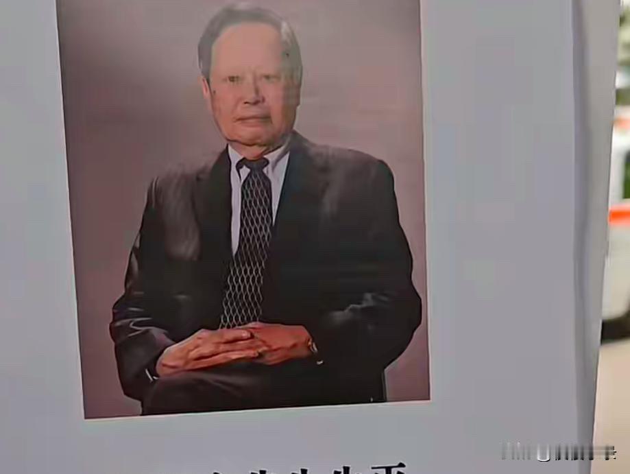 杨振宁追悼会现场!翁帆站首位神情悲伤,她穿着黑色衣服,眼神中透着悲伤,手中的动作