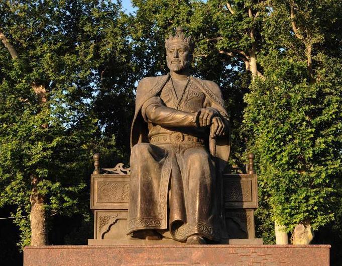 帖木儿击败成吉思汗后裔，为了让蒙古人感到恐惧，让人制造大屠杀帖木儿的屠刀挥向