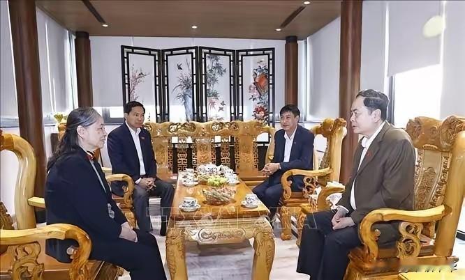 从举止动作上可以看出，陈青敏对于过逝的领袖阮富仲是发自内心的尊重，在阮富仲的遗孀