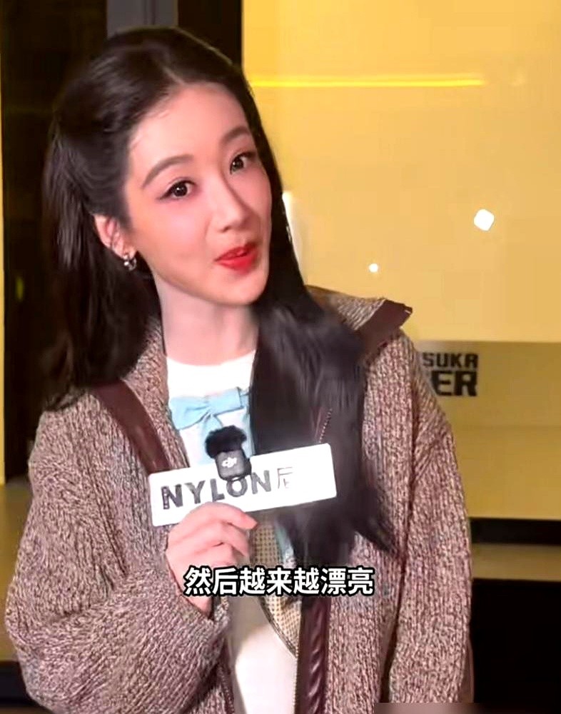杨紫这次的米兰生图，直接把化妆师王亚飞送上了神坛。外媒的高清镜头怼到脸上，毛孔都快数清了，杨紫的脸一