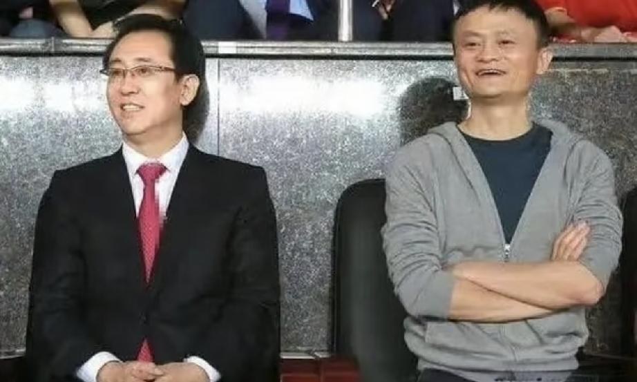 双手抱在前面的马云和许家印并排而坐，两人的状态挺放松。许家印和刘强东都坐在台上