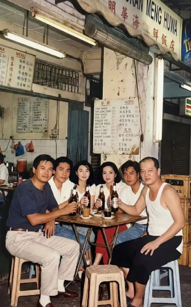 周润发张曼玉这六个人，当年吃饭也不是很讲究这应该就是在一个露天的大排档聚餐​