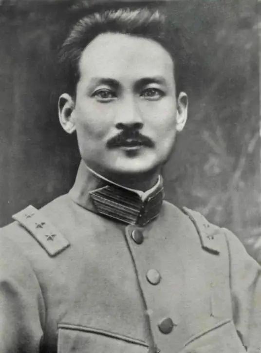 1925年9月，蒋介石亲自下令，出动黄埔学生军包围许崇智在广州的住所，将这位结拜