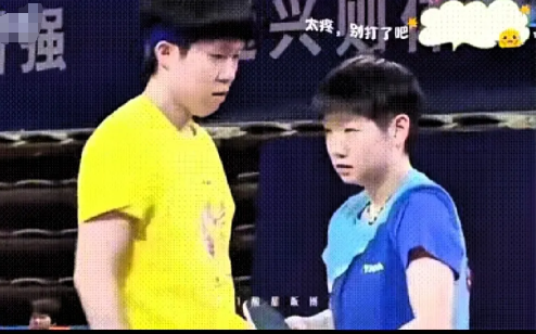 哥哥心疼啦！王楚钦在比赛中对孙颖莎的关心，让人非常感动，他对孙颖莎说“太痛了