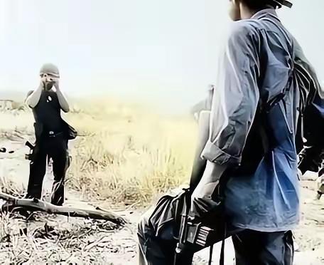 1972年，战场上躺着一个越南女兵的尸体，旁边的美国士兵先是扯下她的裤子，再翻起