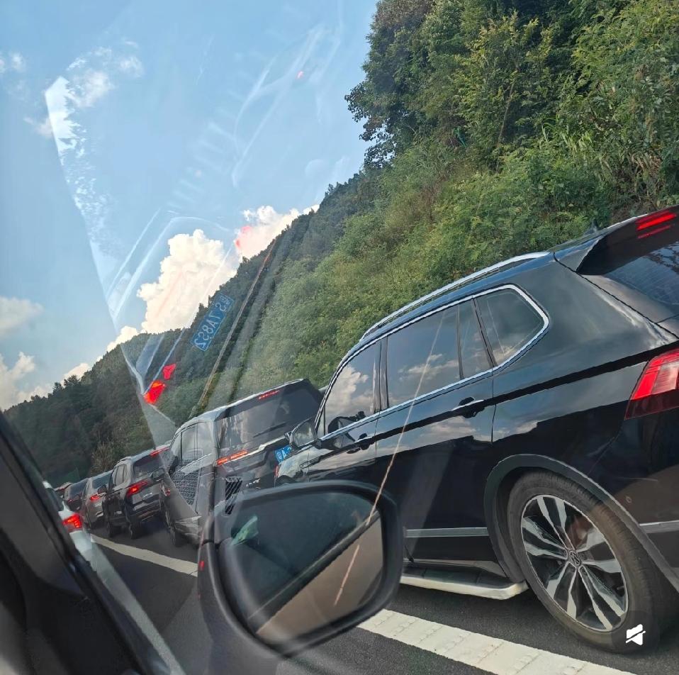 高速应急车道被堵死！高速上应急车道被堵得严严实实，救护车拼命鸣笛却寸步难行