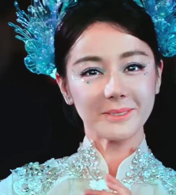 热巴春晚差点没认出来了。脸似乎有点浮肿。一笑就姨味十足，一点也不像平时的热巴。