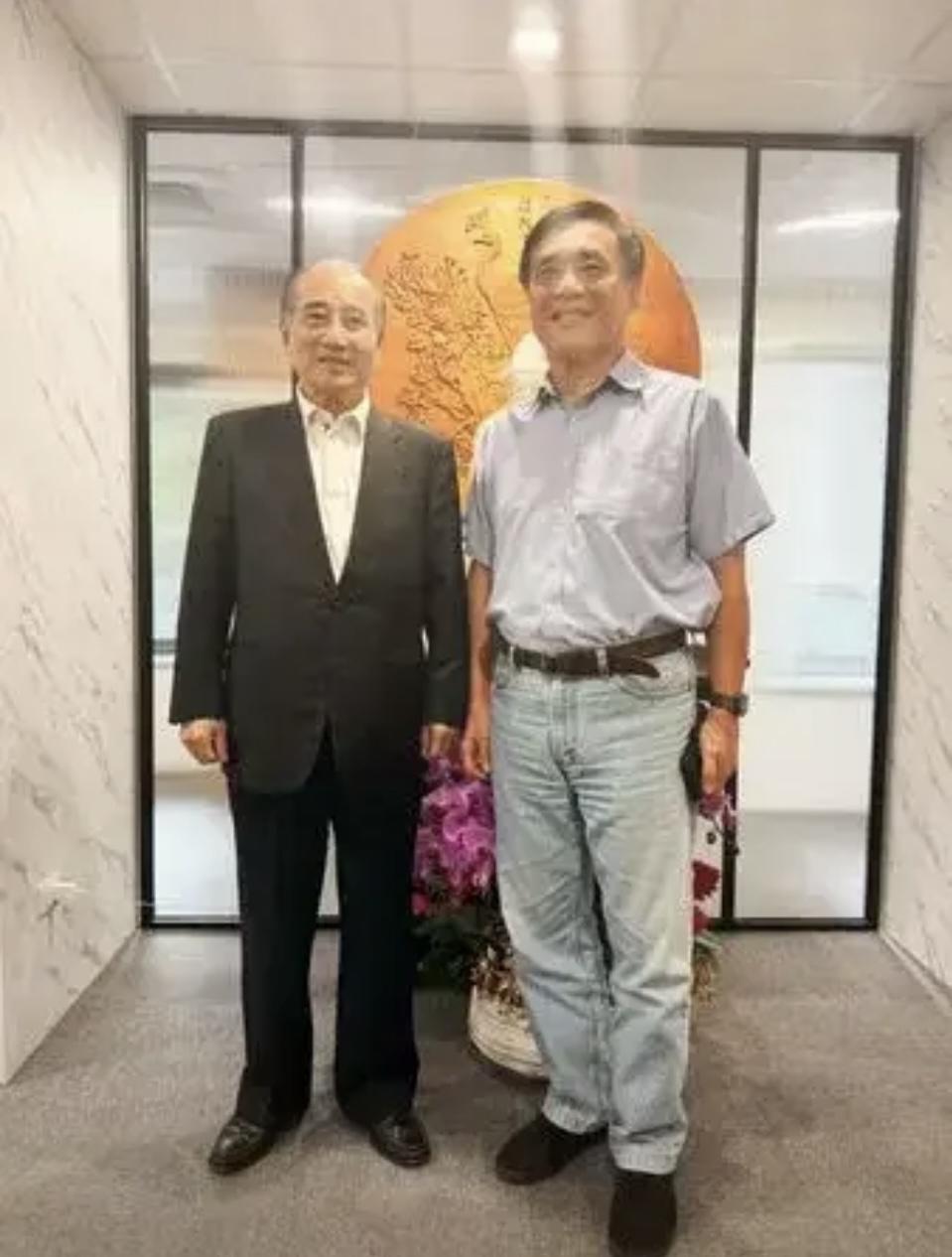 郝龙斌拿旧合照硬蹭“倾囊相授”，反被王金平狠狠打脸，这波操作把选战的尴尬值拉满了