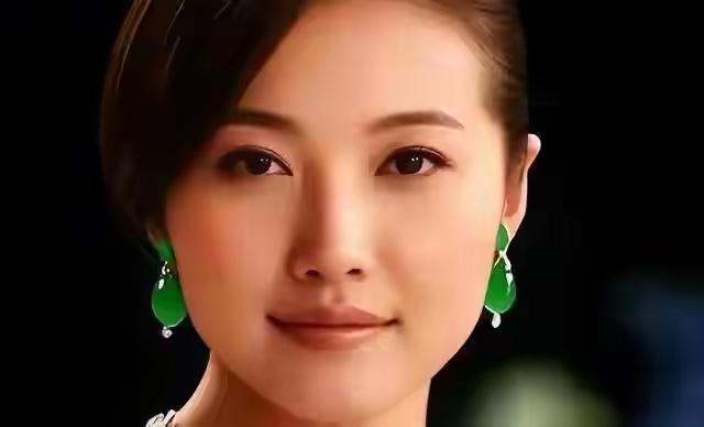 现在一打开头条，就有许多关于颜丙颜和小20岁的小男友的文章。颜两燕