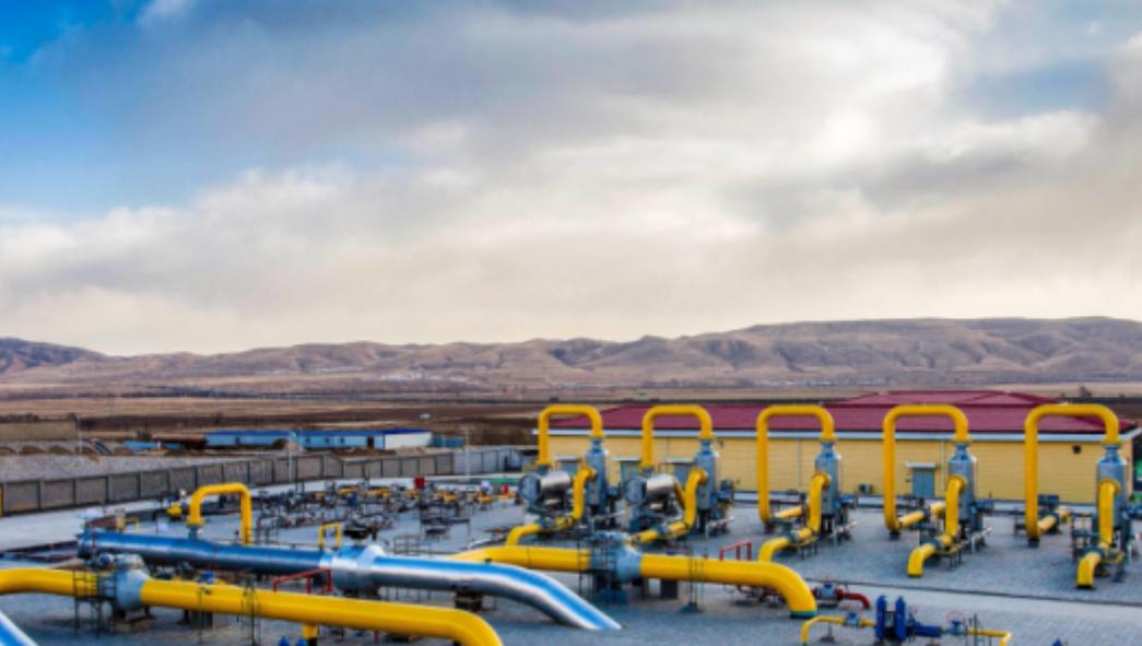 沙俄割走一百五十万平方公里，中国人记了一百多年，可今天，俄罗斯的油，中国的路；俄