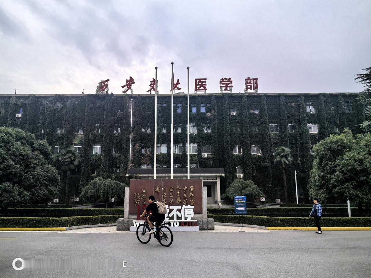 有一个医生朋友真的很幸运我朋友的父亲，一个人在老家，化疗之后，第三天，发烧。