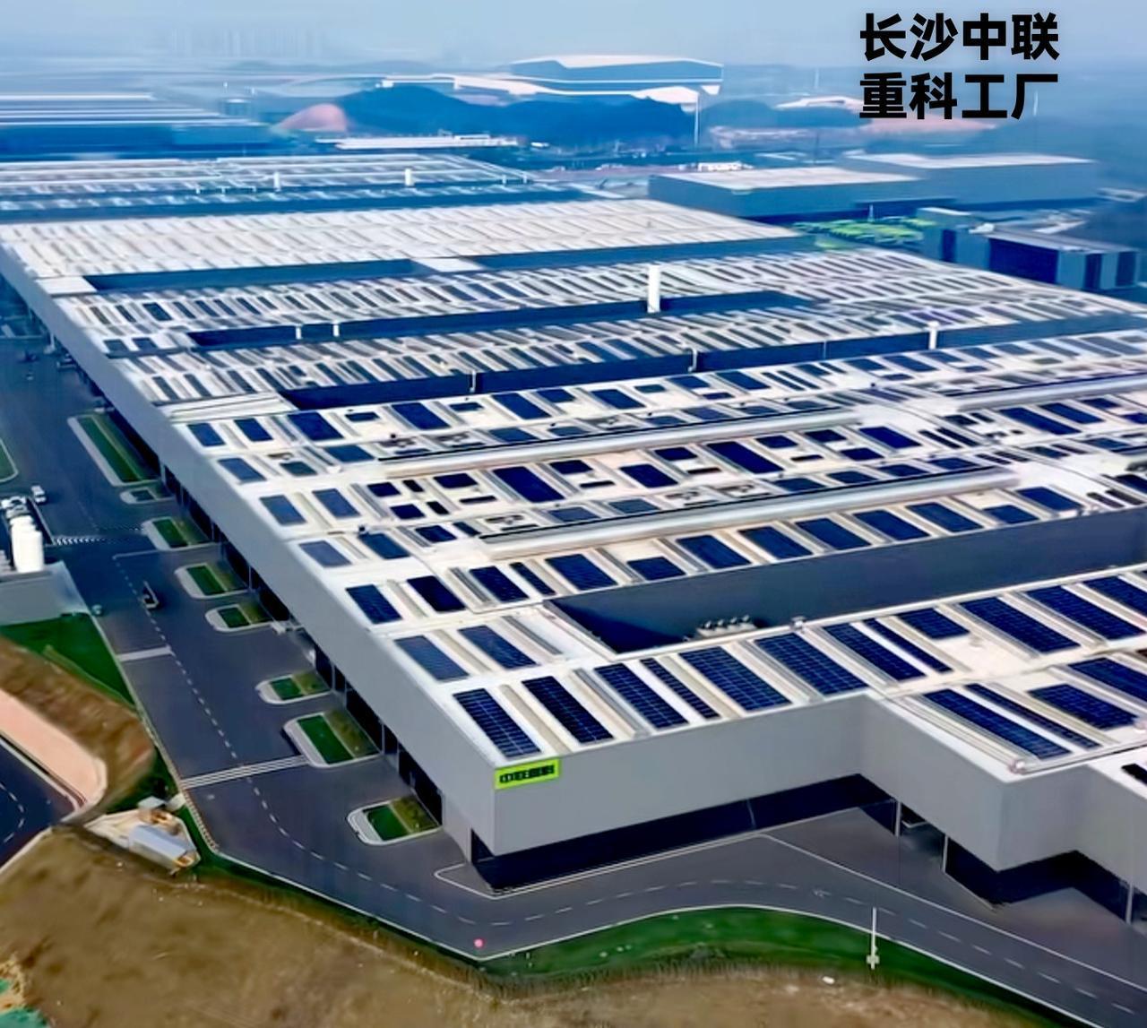 长沙中联重科，位于湘江新区雷锋街道的不远处，总占地面积约9000亩，总投资额约1