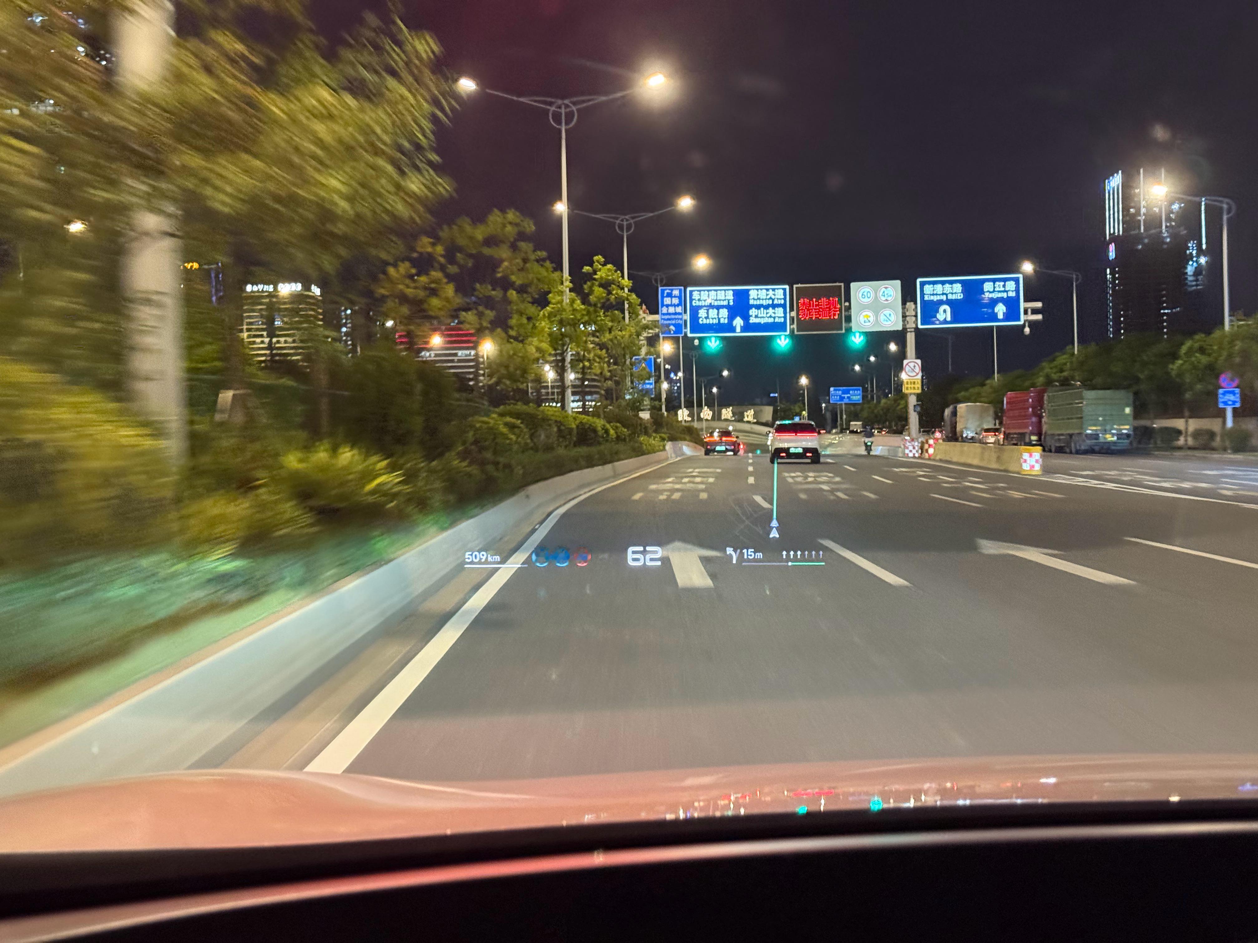 等效大显示尺寸的HUD，把AR模式关掉，在简洁模式下反倒体验非常好，1.