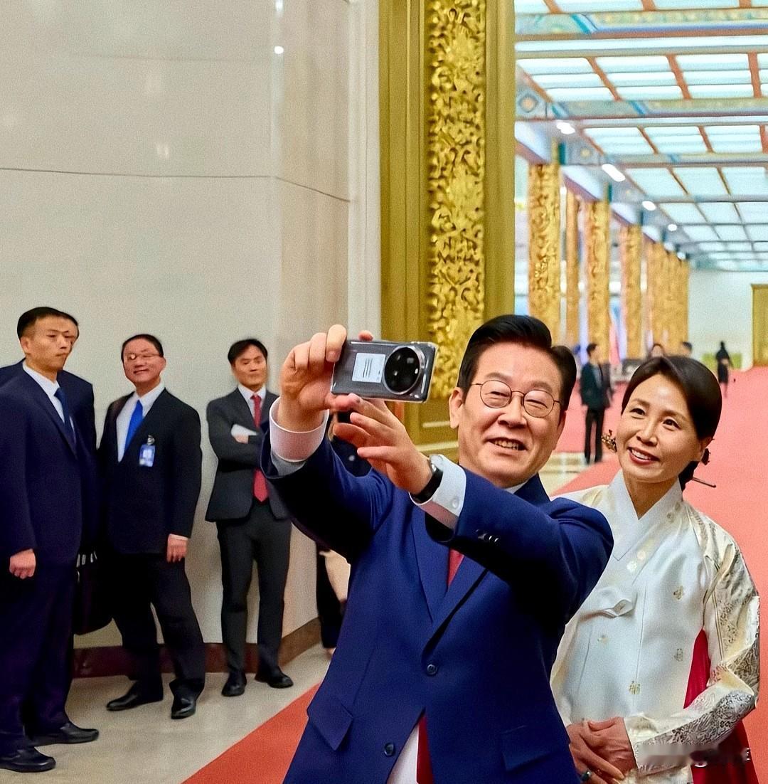 李明博和夫人玩起了自拍！