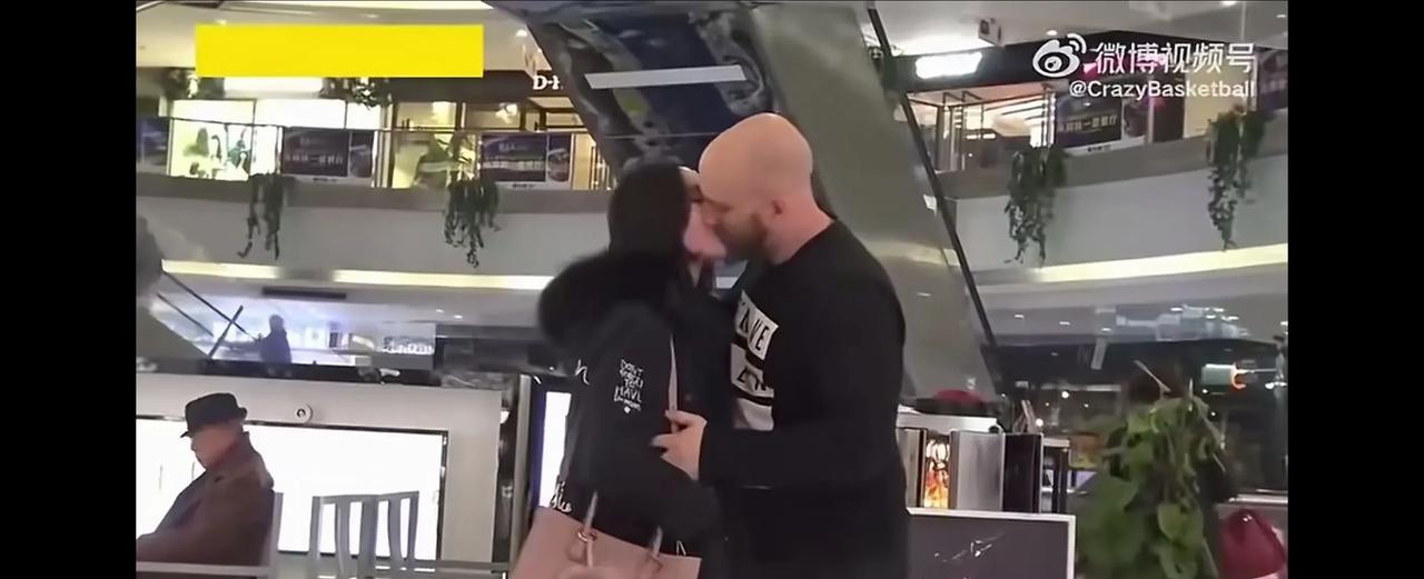 上海街头曾出现外国男子挑战亲100位女人的离谱事儿。有两个老外搞街头挑战，看谁先