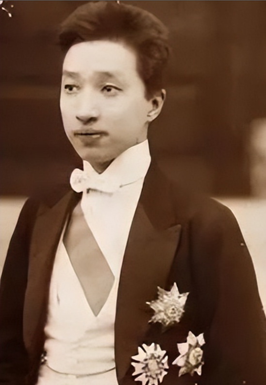 晚清首富之子，竟在一夜之间，输掉上海最繁华地段的100栋房产！1925年的冬夜，