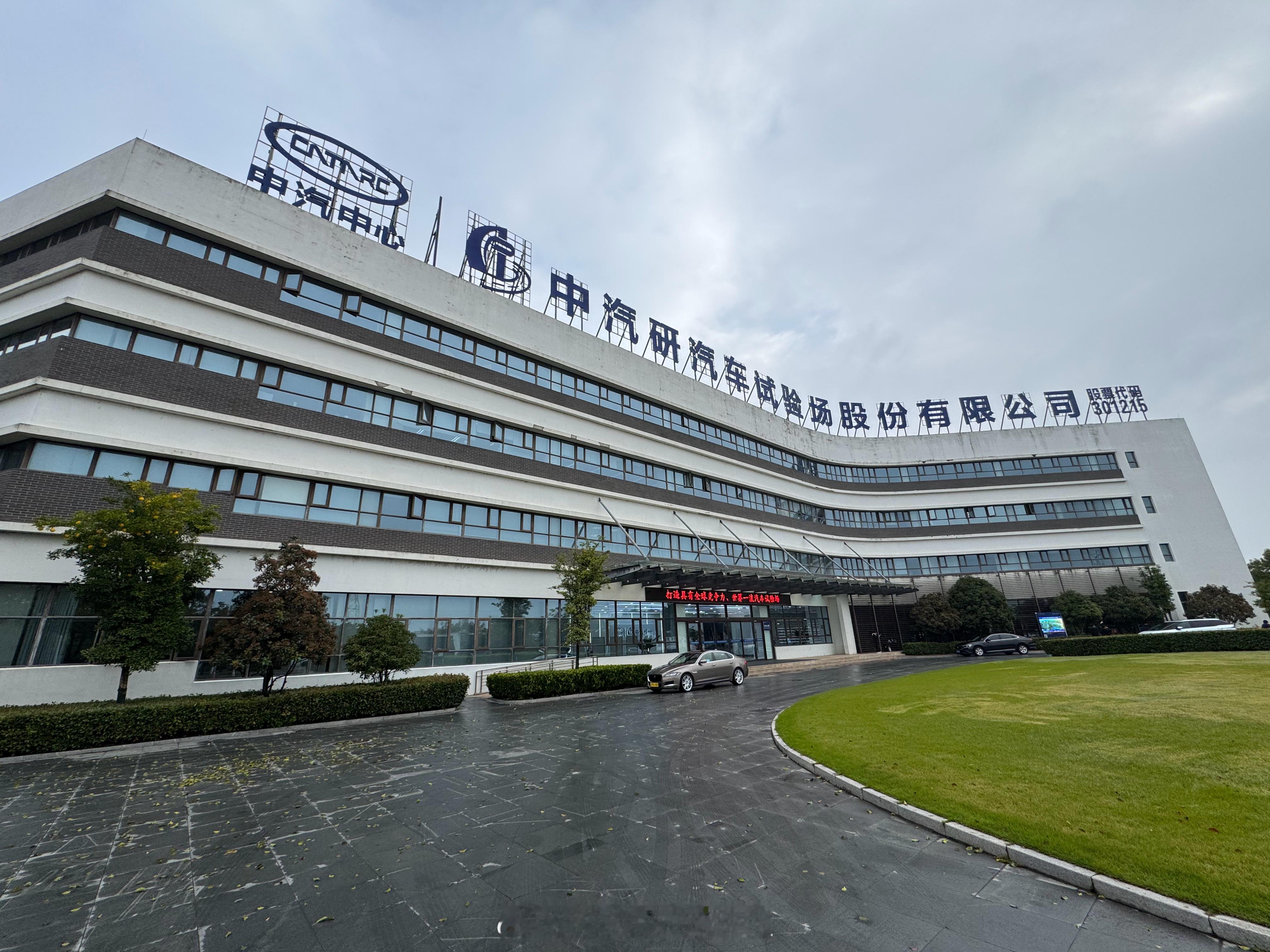 竟然有MPV来做高速爆胎测试？胆子不小！让我们一起见证，稳住别翻🙏🙏邹总买电