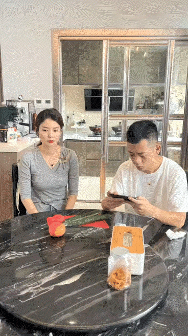 饭点不做饭，我看你是黄瓜，欠拍！该做饭了，老婆的肚子饿得咕咕叫，而老公却无动于